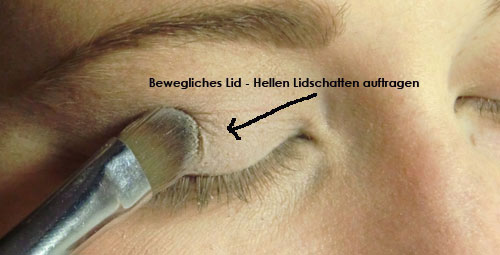 hellen Lidschatten auf beweglichem Lid auftragen