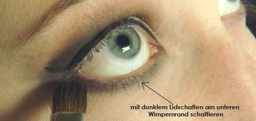 Am unteren Wimpernrand ebenfalls einen braunen Lidschattenpuder auftragen